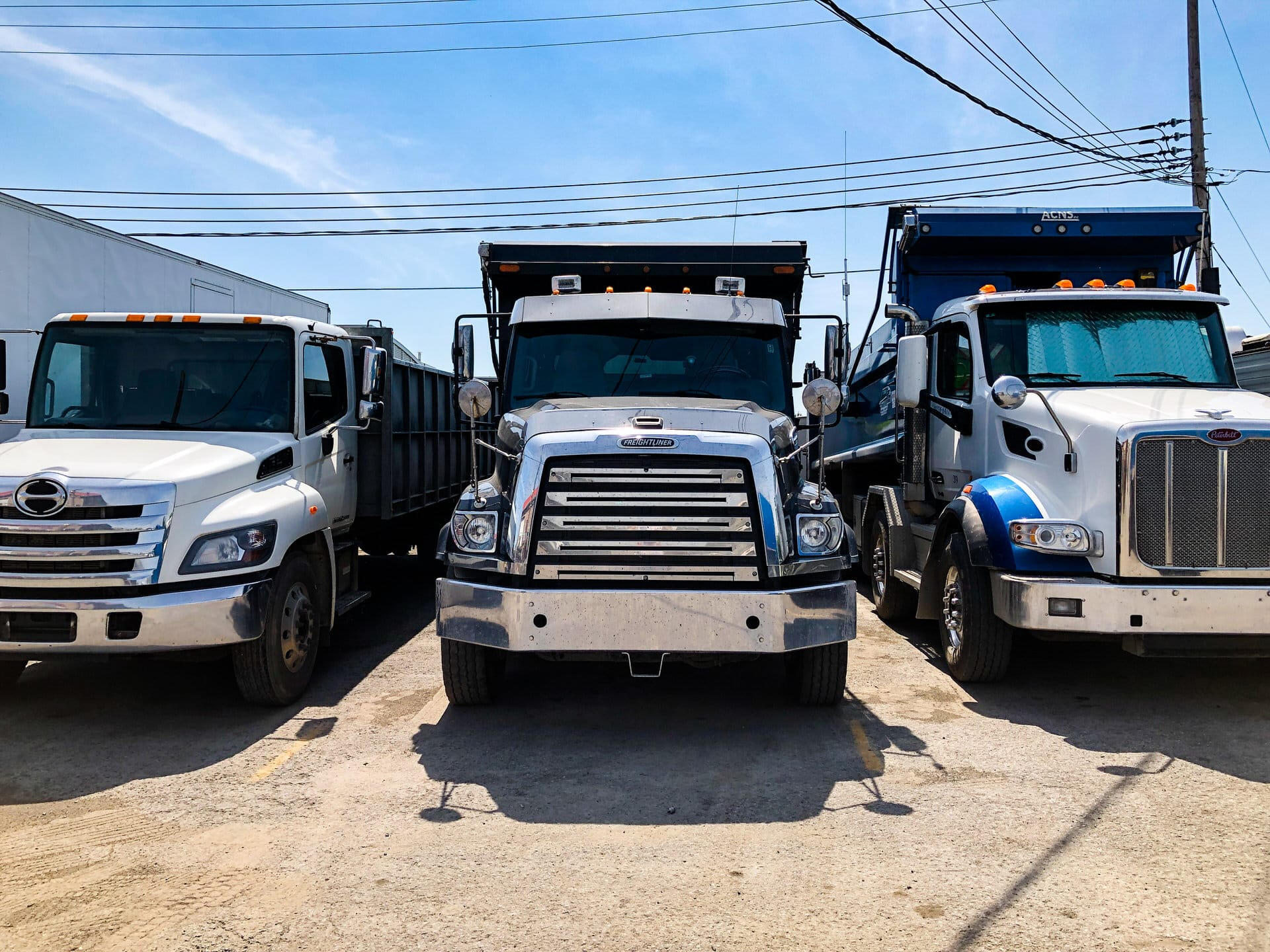 Camions commerciaux stationnés dans le terrain à LaSalle